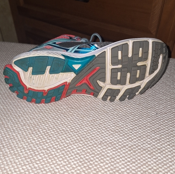 Brooks Ravenna 7 DNA Gray and Red Athletic Shoes In A Size 7.5. Pre-loved - Picture 6 of 13